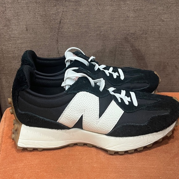New Balance327 Sneaker Suede Leather upper Retro and Modern Look Black White 7.5 - Picture 6 of 15